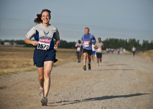 muller correndo nun camiño de terra nunha competición